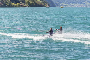 九游娱乐在线-“快艇冲浪：东三叉湖赛场极速角逐，掀起水上运动的新浪潮”